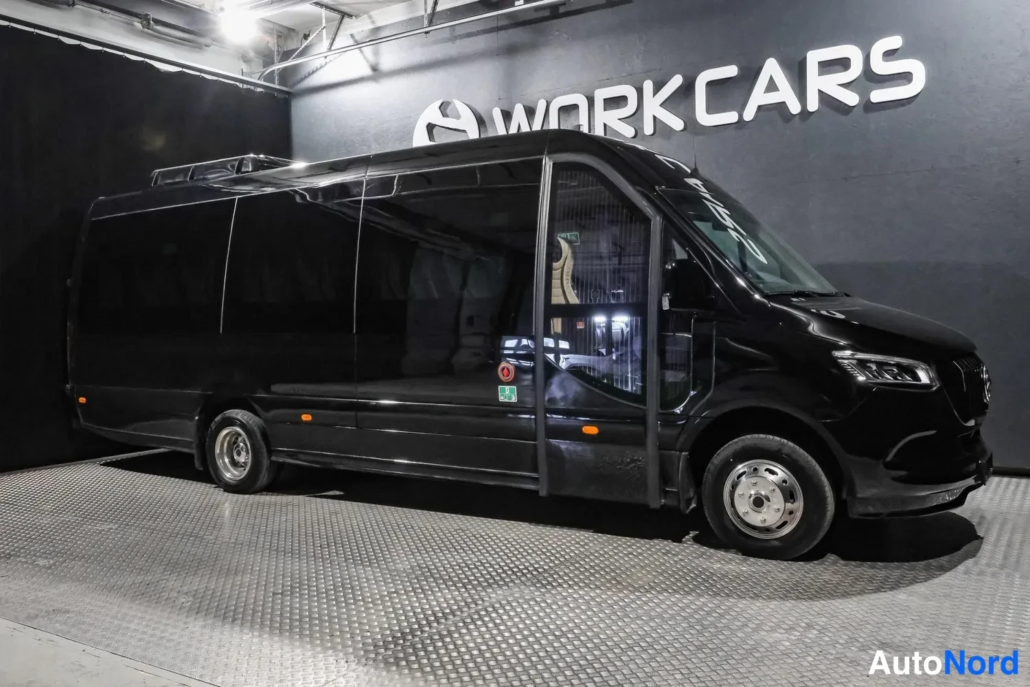 Musta Mercedes-Benz Sprinter 2026, etuviisto, keula oikealle, kuva 8