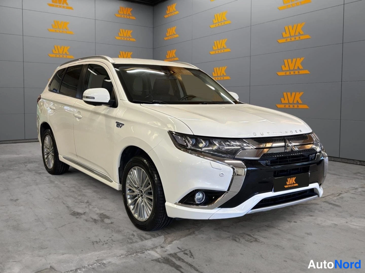 Valkoinen Mitsubishi Outlander PHEV 2020, etuviisto, keula oikealle, kuva 3
