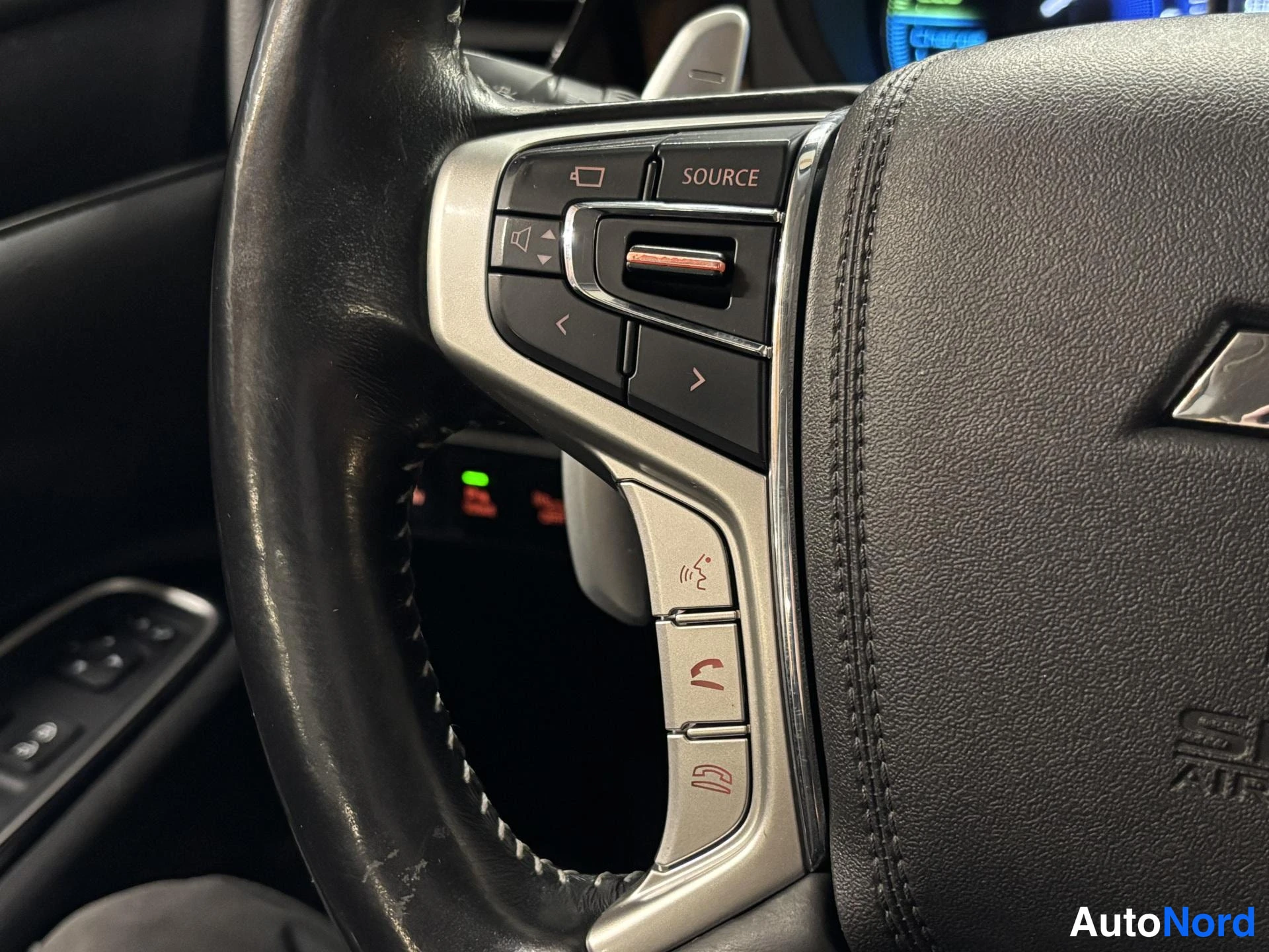 Valkoinen Mitsubishi Outlander PHEV 2020, yksityiskohta, kuva 12