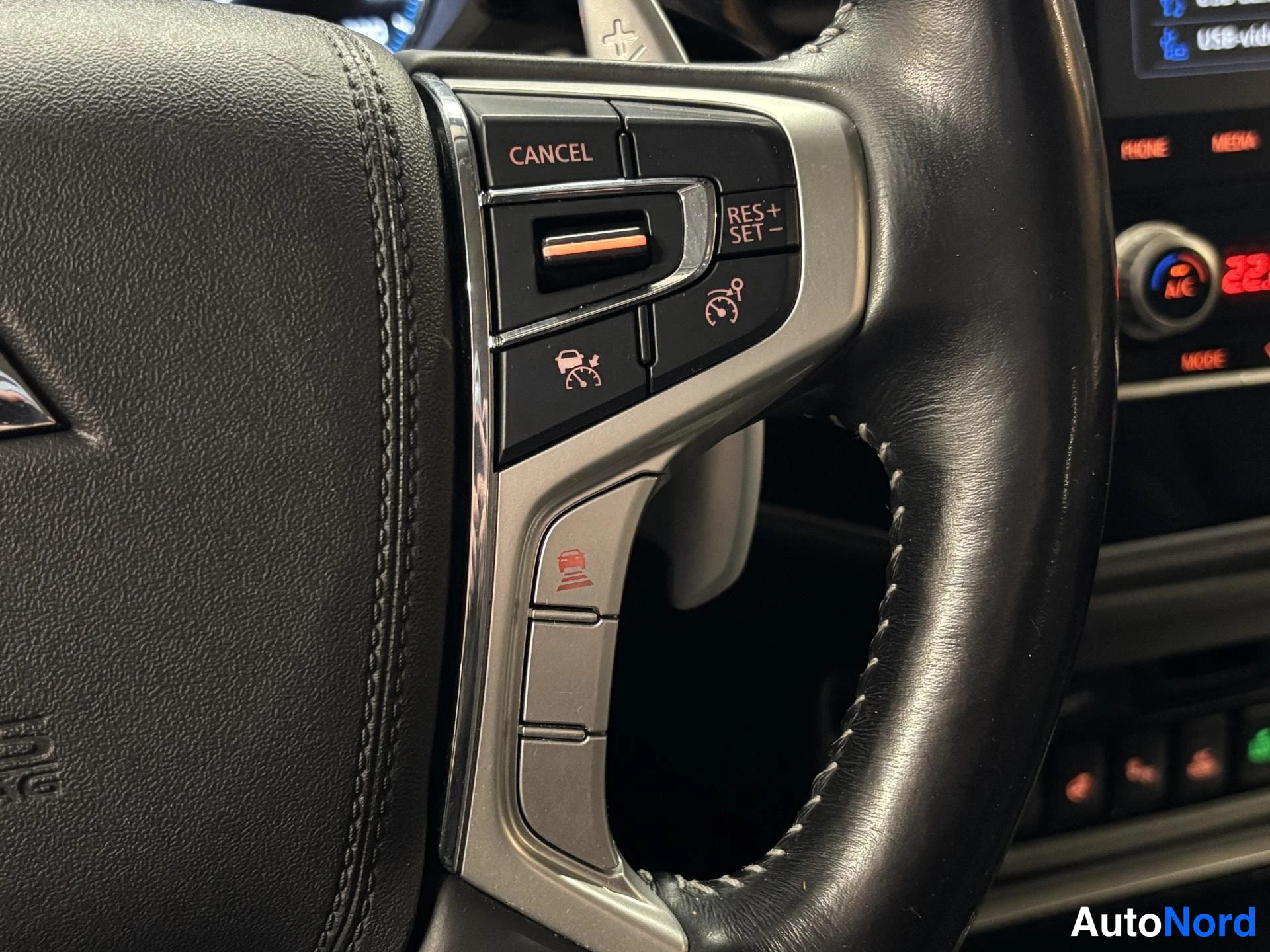 Valkoinen Mitsubishi Outlander PHEV 2020, yksityiskohta, kuva 13
