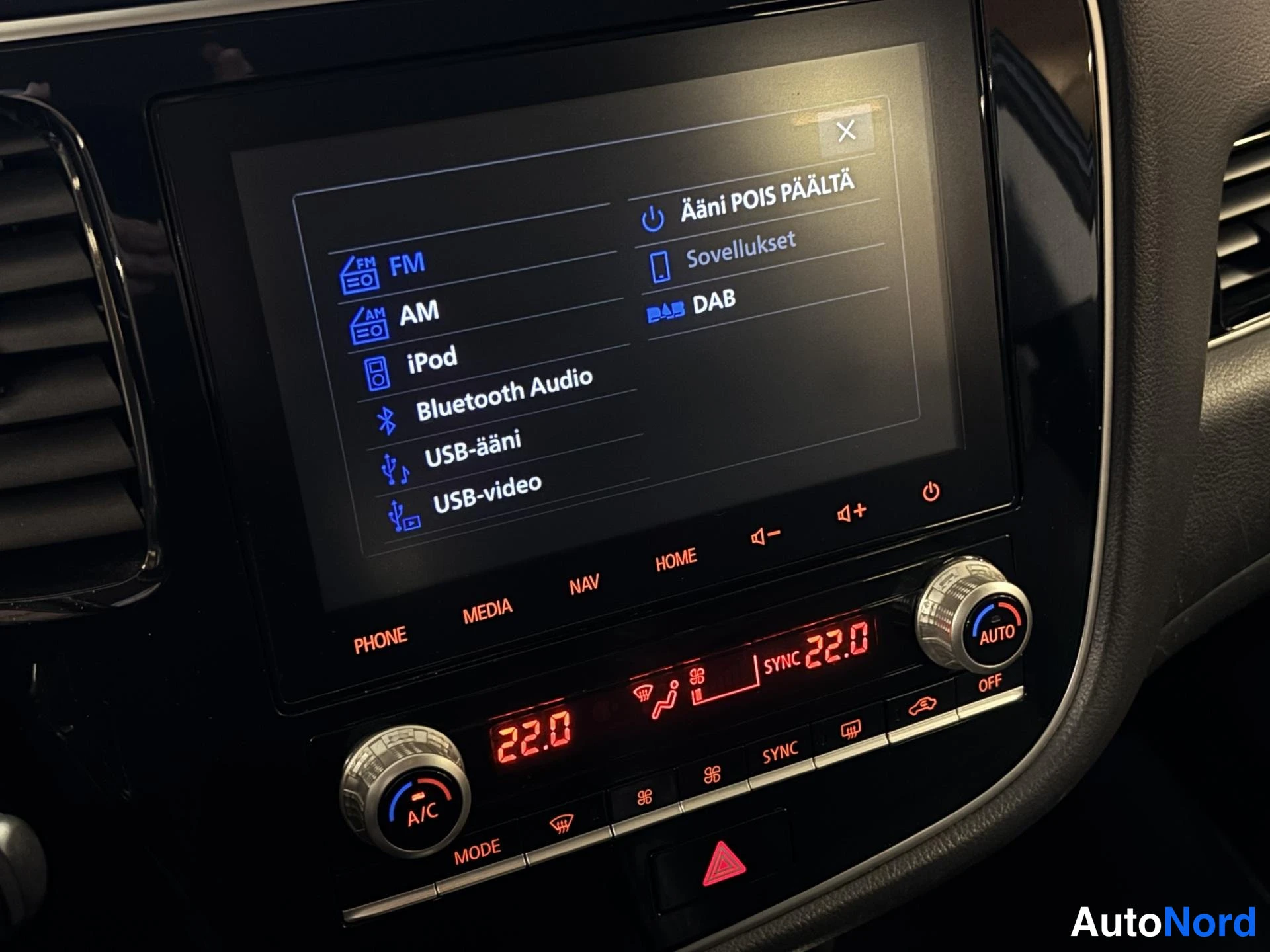 Valkoinen Mitsubishi Outlander PHEV 2020, kuva 20