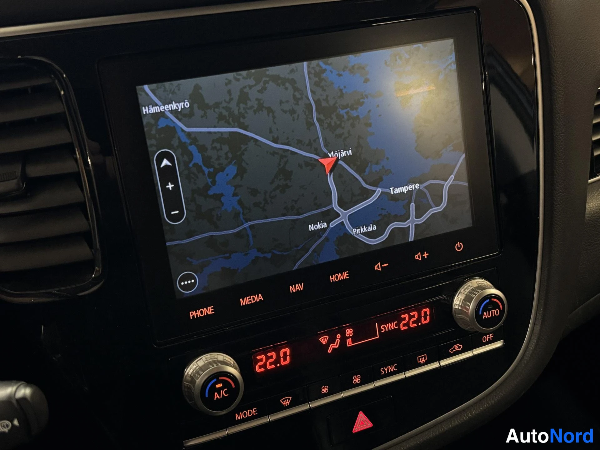 Valkoinen Mitsubishi Outlander PHEV 2020, yksityiskohta, kuva 15