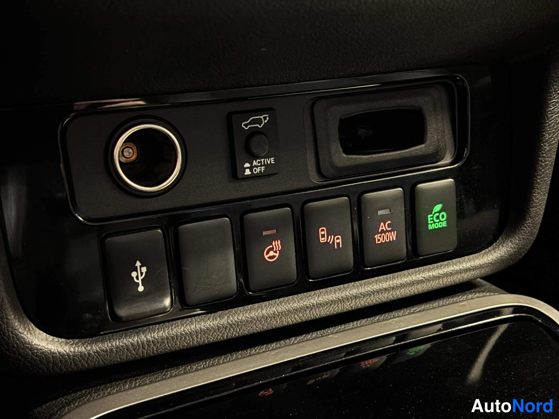 Valkoinen Mitsubishi Outlander PHEV 2020, yksityiskohta, kuva 17