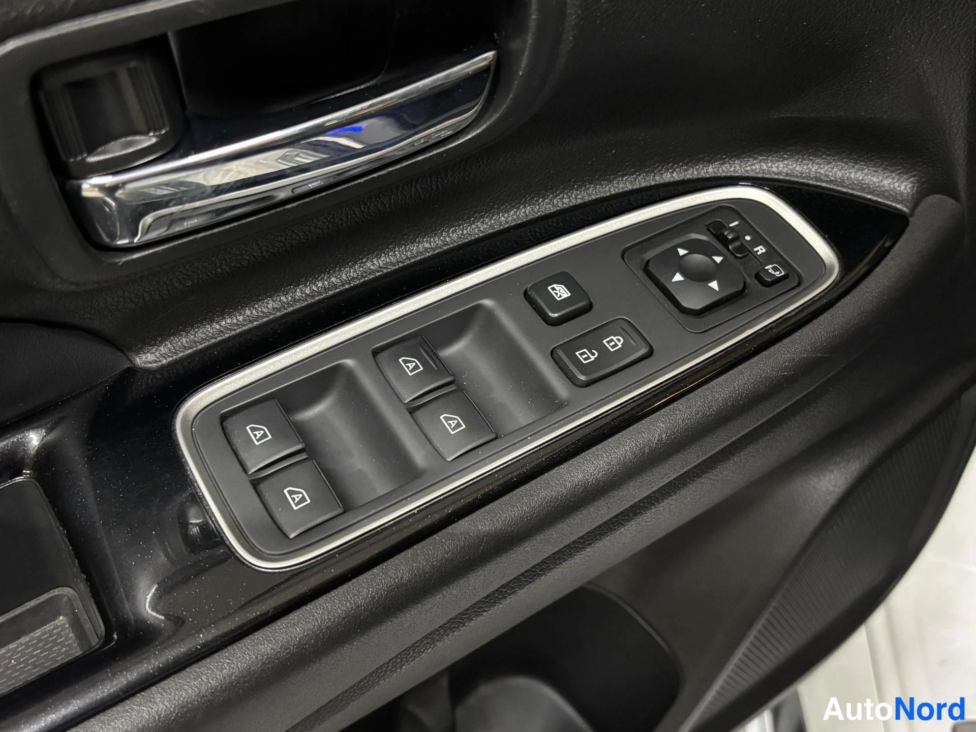 Valkoinen Mitsubishi Outlander PHEV 2020, yksityiskohta, kuva 19