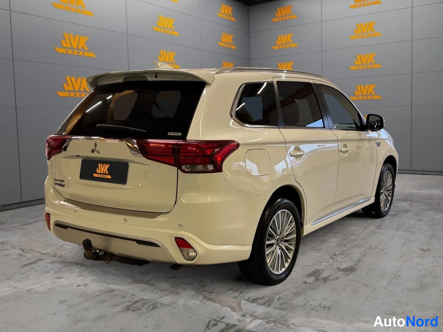 Valkoinen Mitsubishi Outlander PHEV 2020, takaviisto, kuva 5