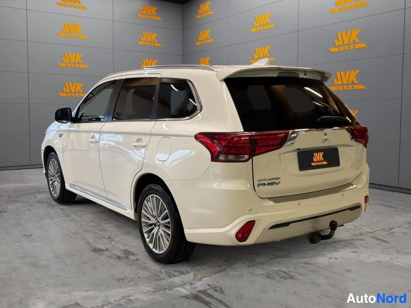 Valkoinen Mitsubishi Outlander PHEV 2020, takaviisto, kuva 6
