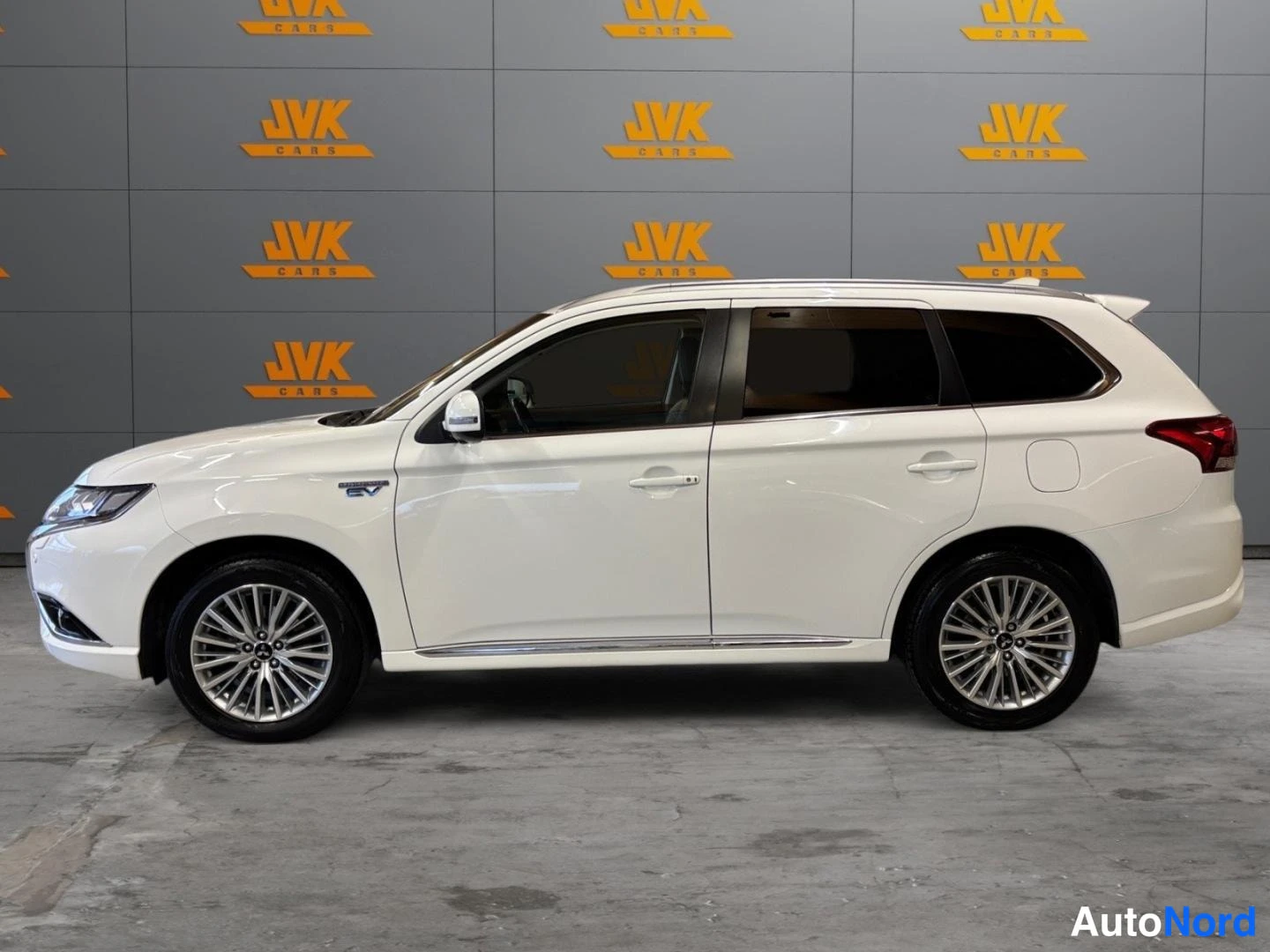 Valkoinen Mitsubishi Outlander PHEV 2020, etuviisto, keula vasemmalle, kuva 2