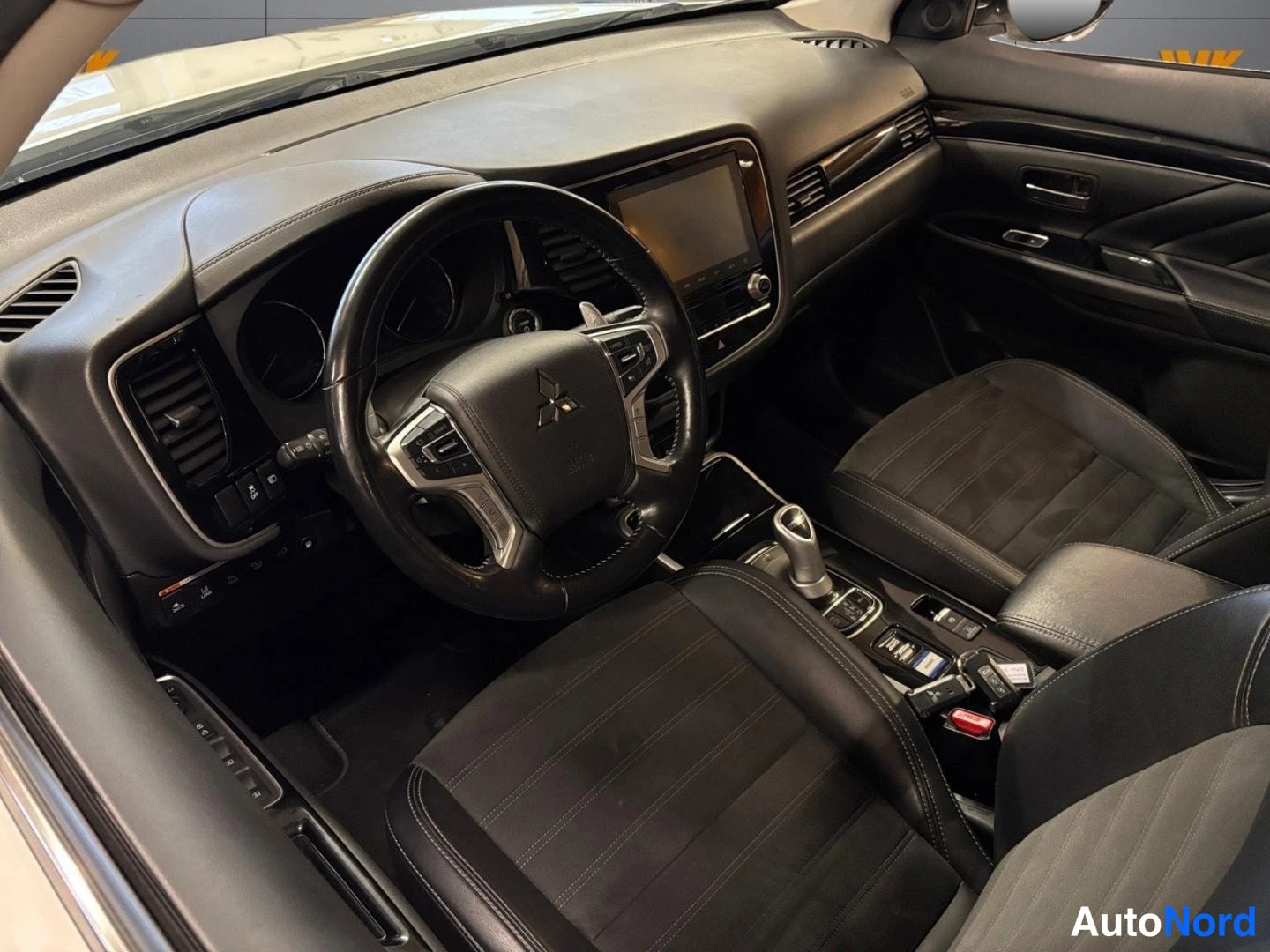 Valkoinen Mitsubishi Outlander PHEV 2020, ohjaamo, kuva 7