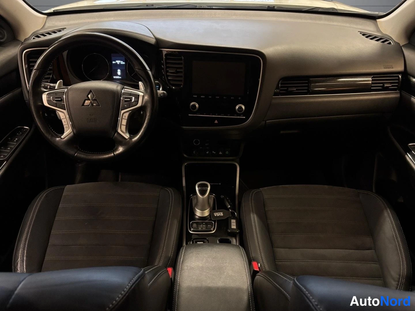 Valkoinen Mitsubishi Outlander PHEV 2020, ohjaamo, kuva 9