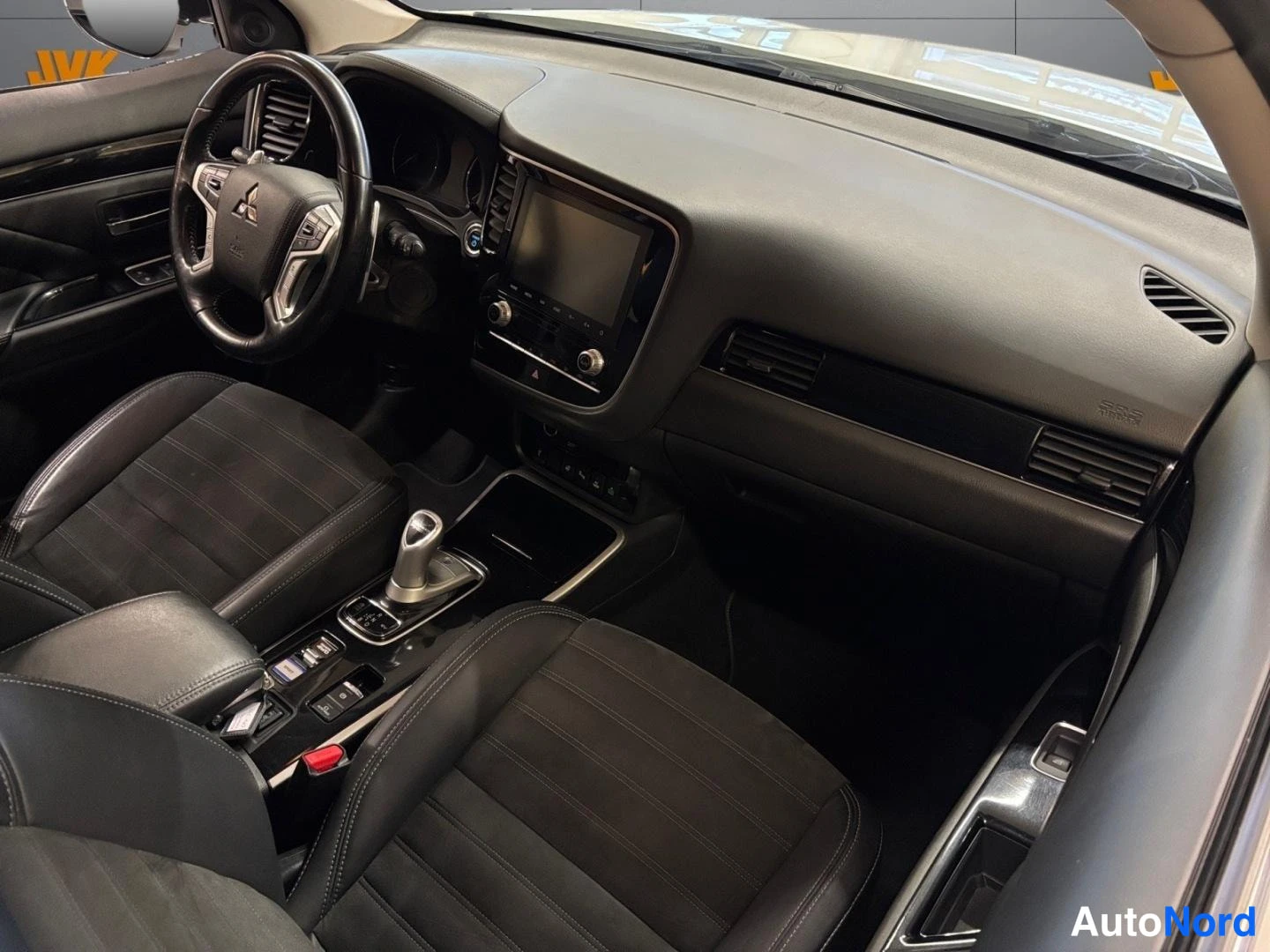 Valkoinen Mitsubishi Outlander PHEV 2020, ohjaamo, kuva 8