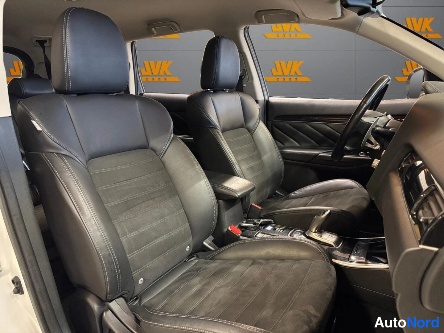 Valkoinen Mitsubishi Outlander PHEV 2020, etuistuimet, kuva 10
