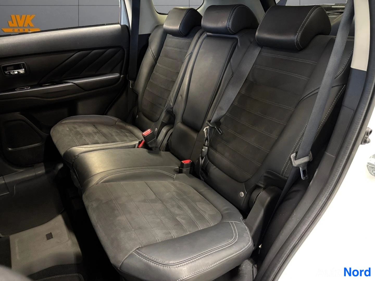 Valkoinen Mitsubishi Outlander PHEV 2020, takaistuimet, kuva 11