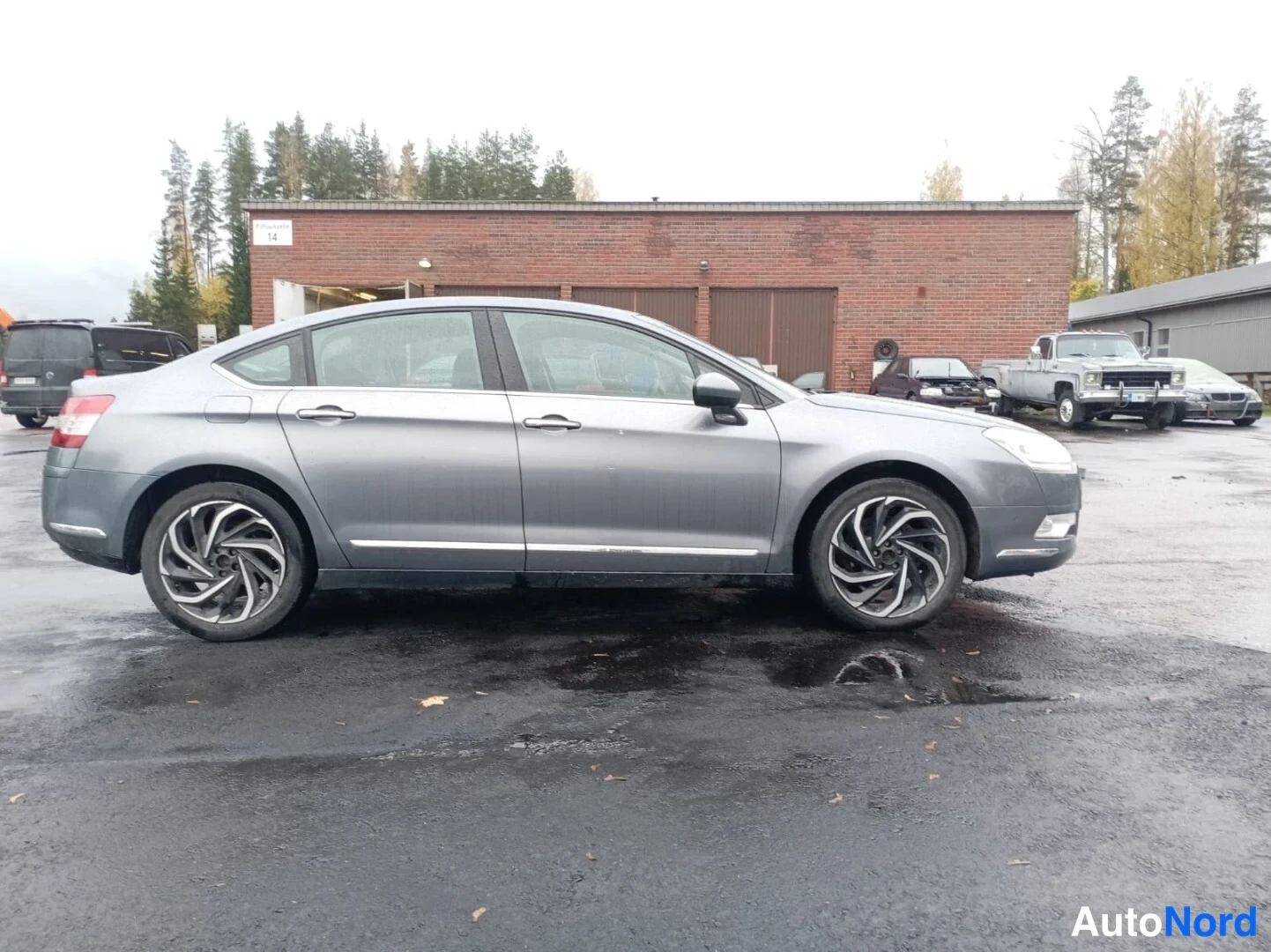 Harmaa Citroen C5 2011, sivulta, kuva 3