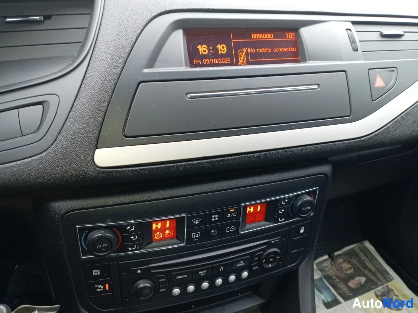 Harmaa Citroen C5 2011, ohjaamo, kuva 4