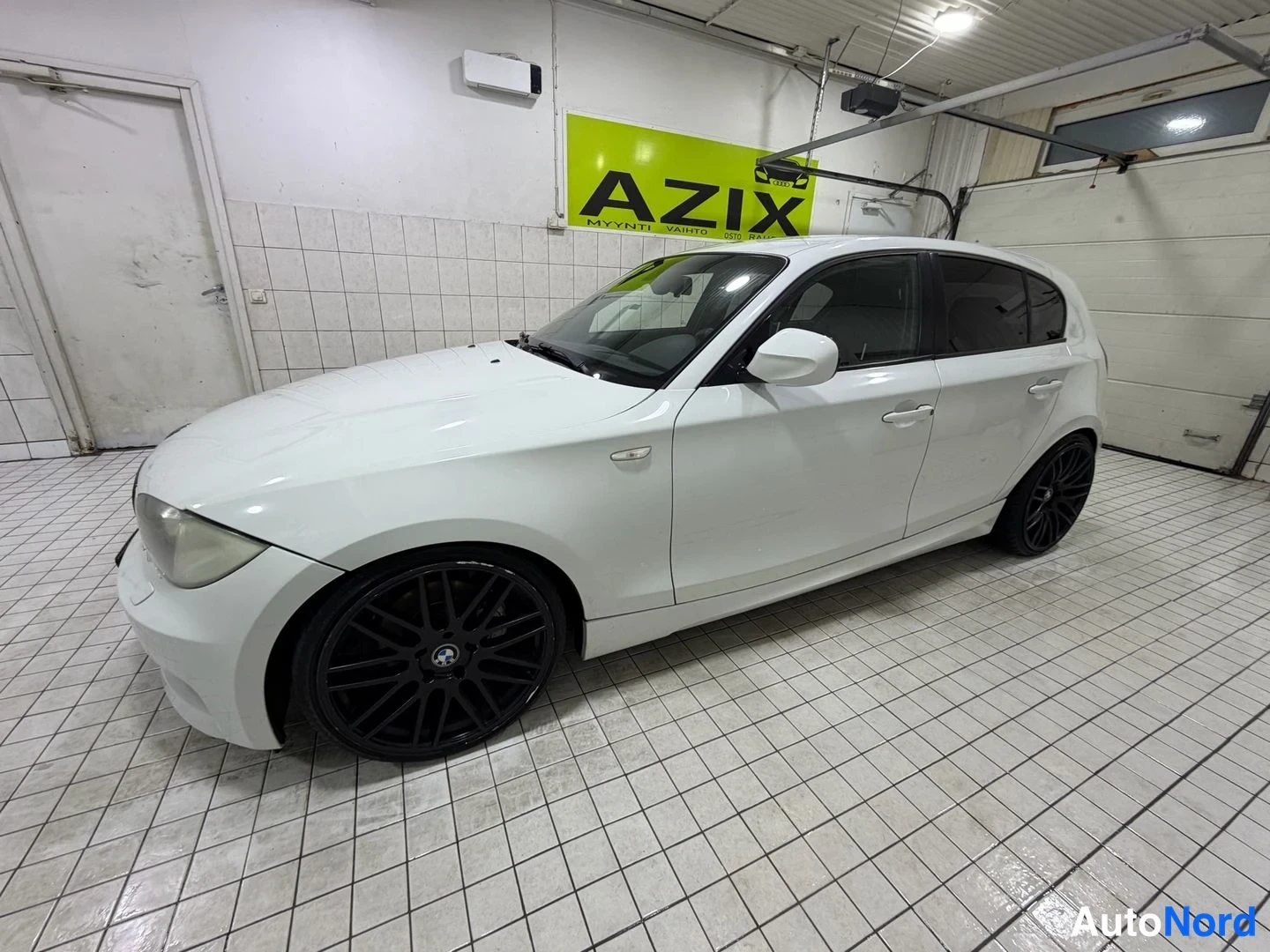 Valkoinen BMW 120d 2010, etuviisto, keula vasemmalle, kuva 2