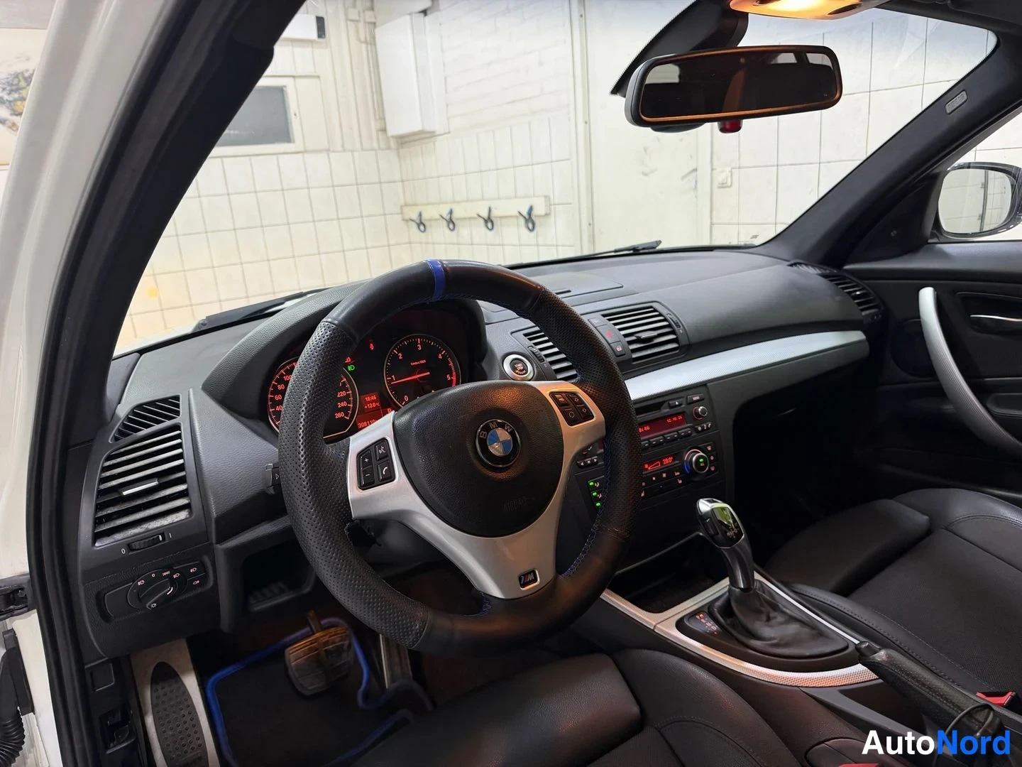 Valkoinen BMW 120d 2010, ohjaamo, kuva 14