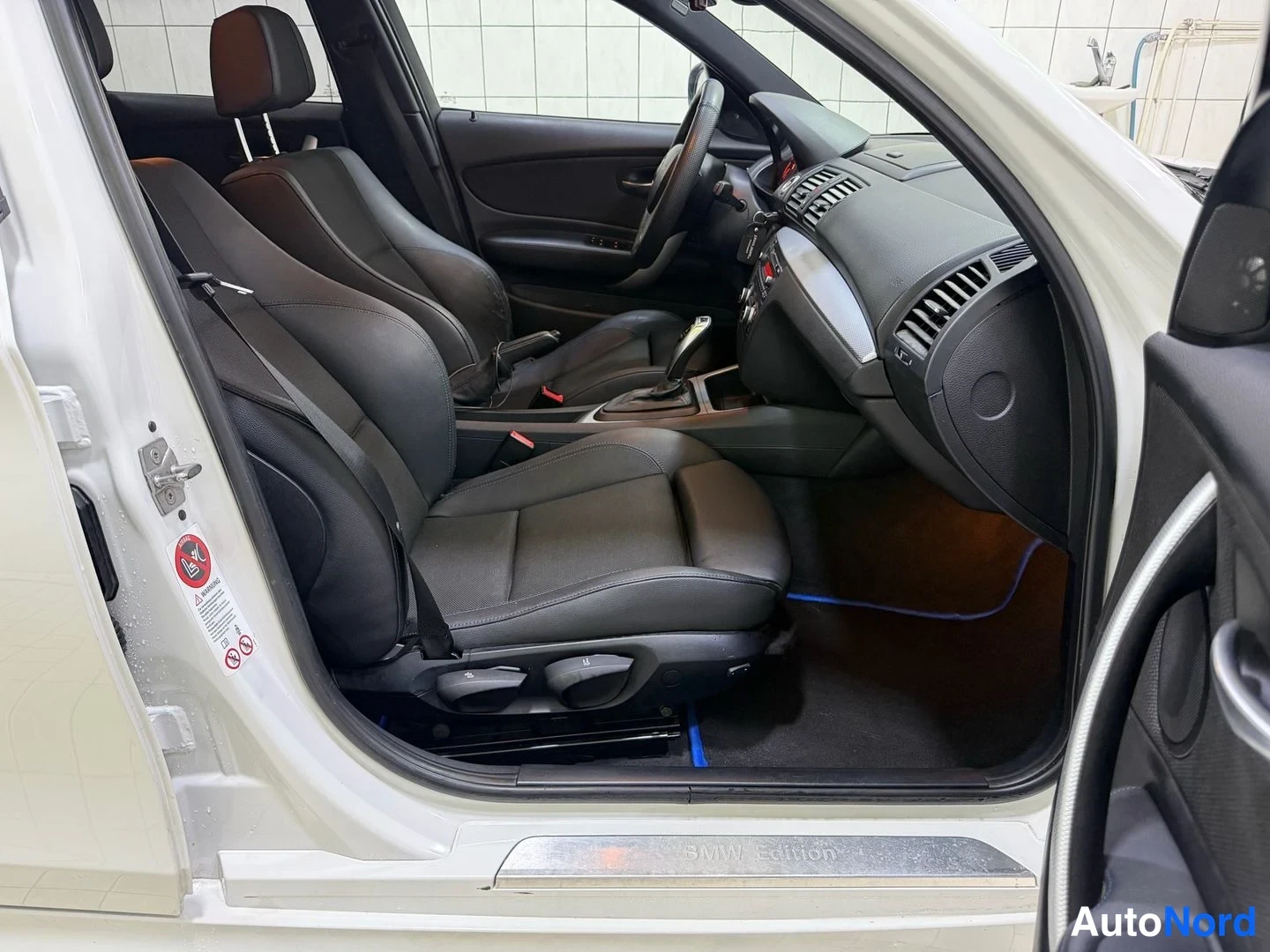 Valkoinen BMW 120d 2010, etuistuimet, kuva 19