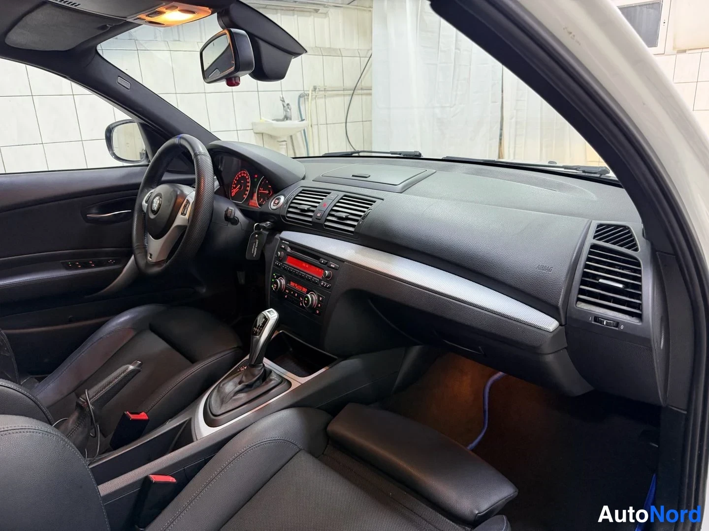 Valkoinen BMW 120d 2010, ohjaamo, kuva 17