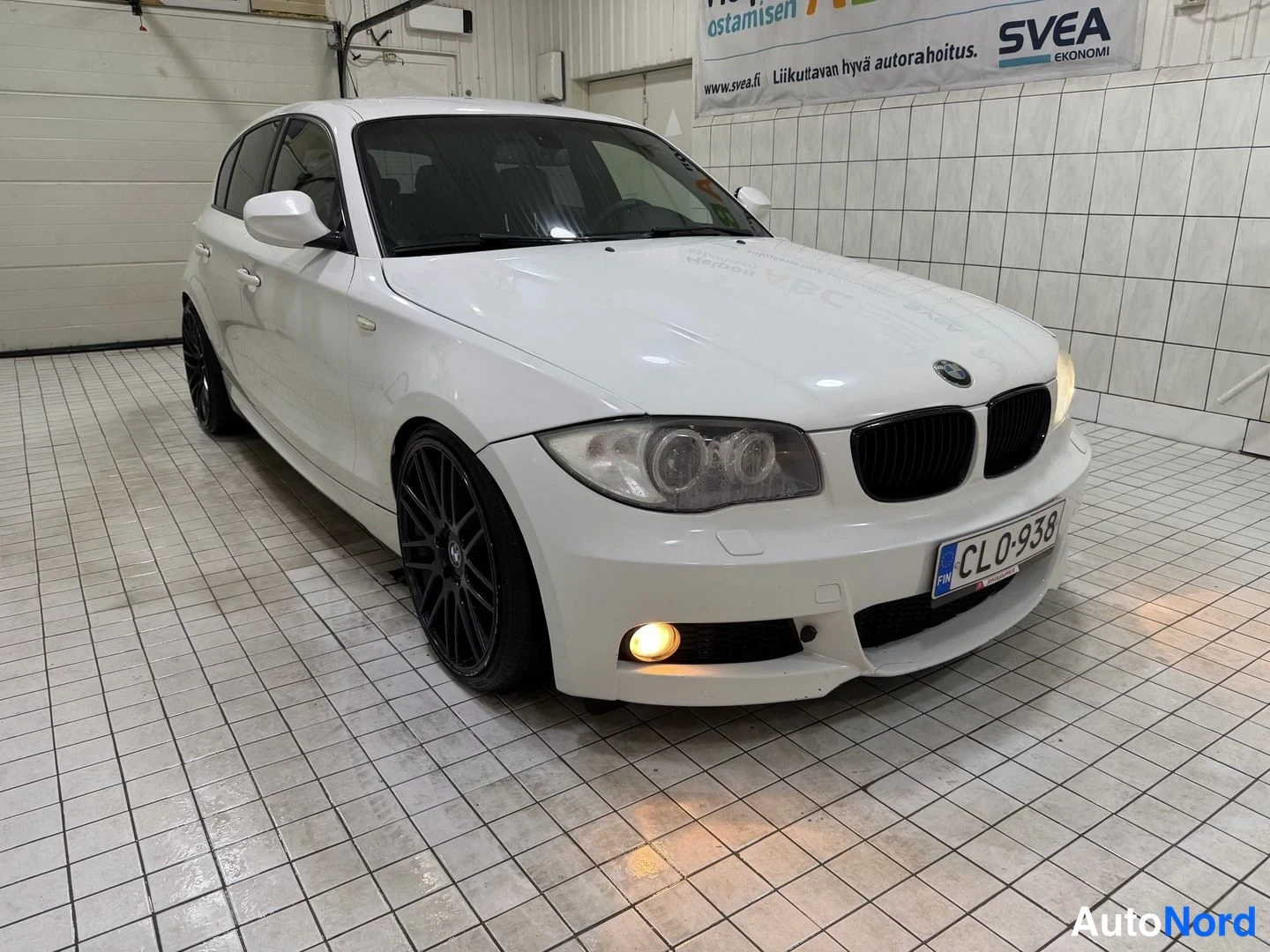 Valkoinen BMW 120d 2010, etuviisto, keula oikealle, kuva 5