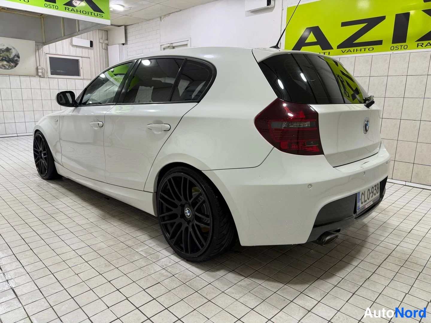 Valkoinen BMW 120d 2010, takaviisto, kuva 10