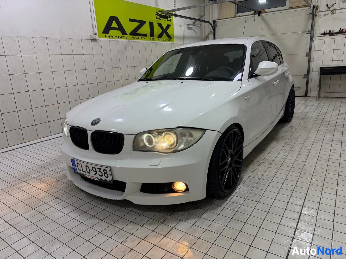 Valkoinen BMW 120d 2010, etuviisto, keula vasemmalle, kuva 3