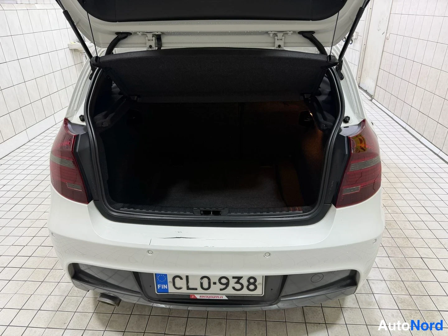 Valkoinen BMW 120d 2010, tavaratila, kuva 24