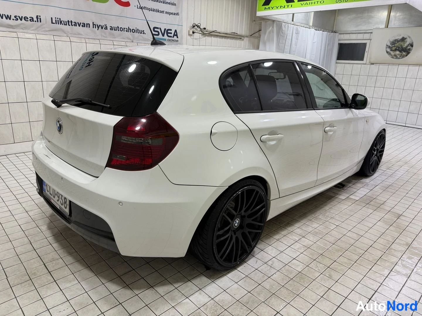 Valkoinen BMW 120d 2010, takaviisto, kuva 9