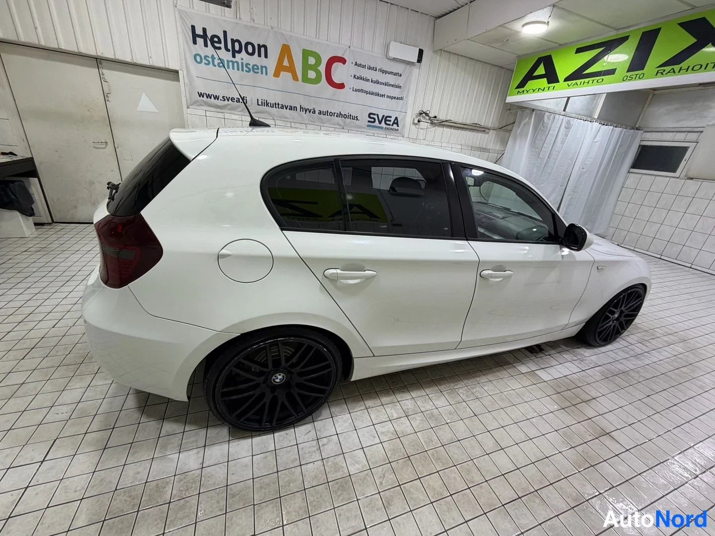 Valkoinen BMW 120d 2010, sivulta, kuva 8