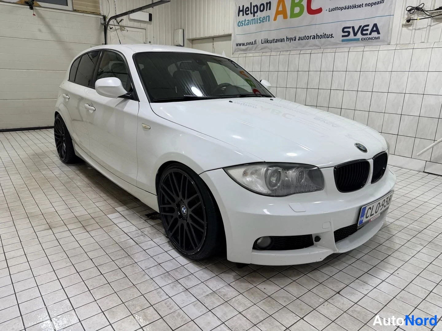 Valkoinen BMW 120d 2010, etuviisto, keula oikealle, kuva 4