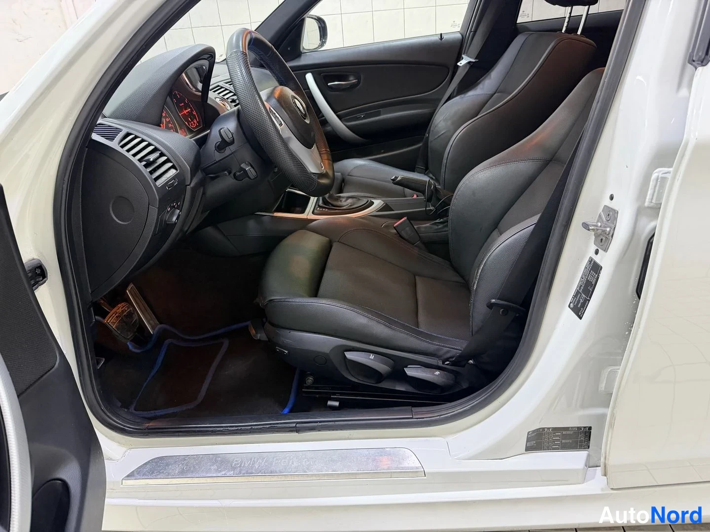 Valkoinen BMW 120d 2010, ohjaamo, kuva 18