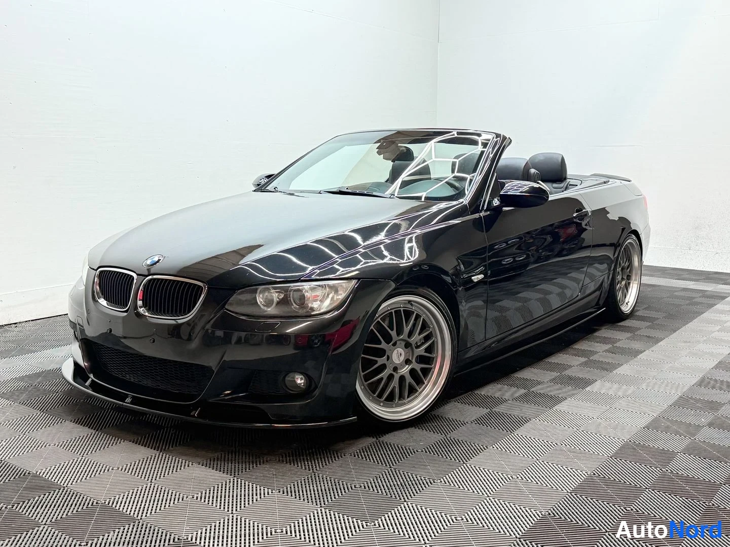 Musta BMW 335i 2007, etuistuimet, kuva 30