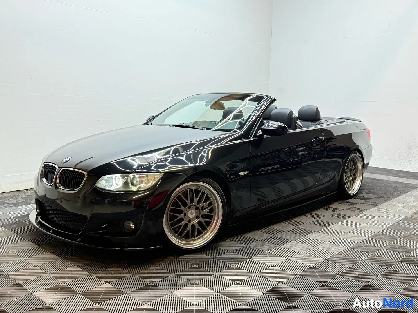 Musta BMW 335i 2007, etuviisto, keula vasemmalle, kuva 2