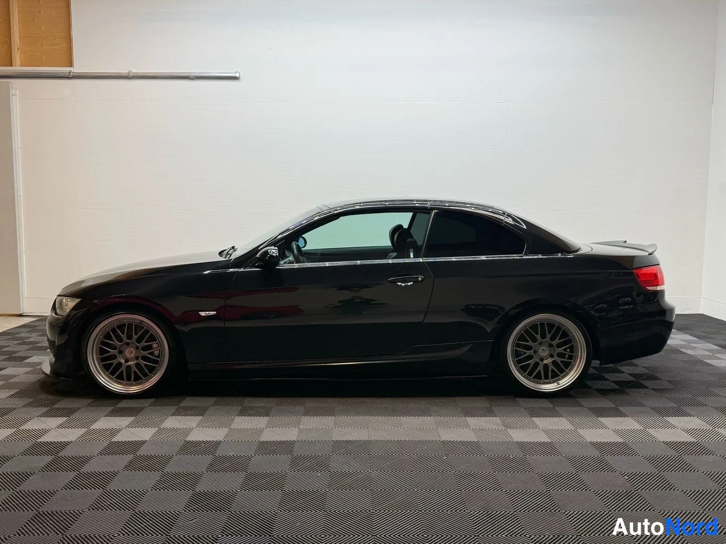 Musta BMW 335i 2007, sivulta, kuva 14