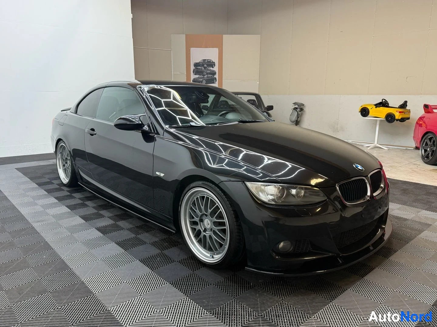 Musta BMW 335i 2007, etuviisto, keula oikealle, kuva 11