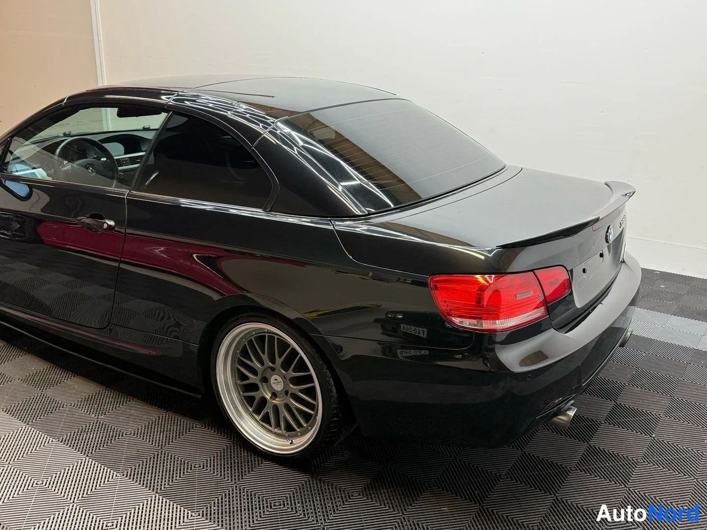 Musta BMW 335i 2007, takaviisto, kuva 20