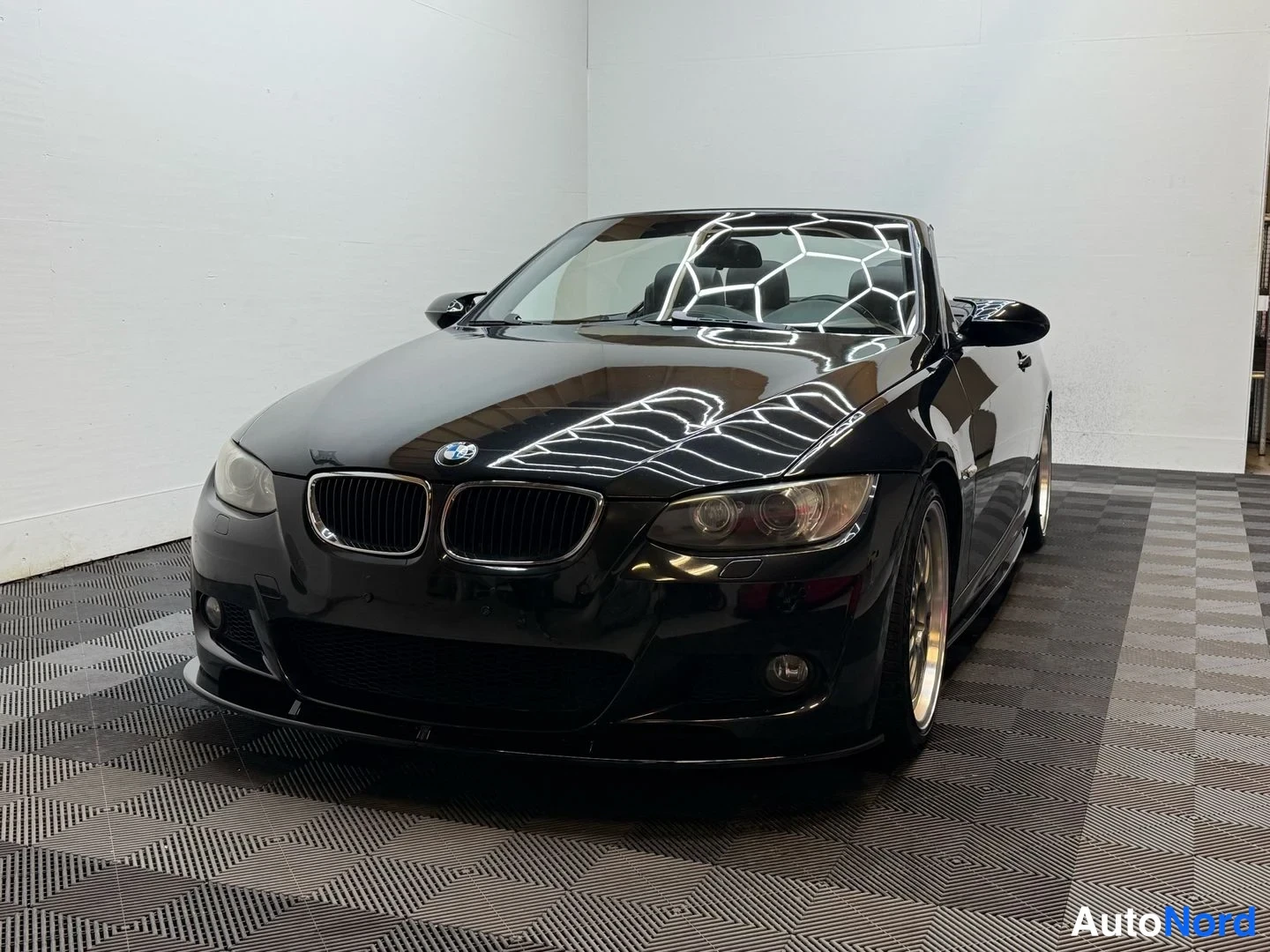 Musta BMW 335i 2007, etuviisto, keula vasemmalle, kuva 6