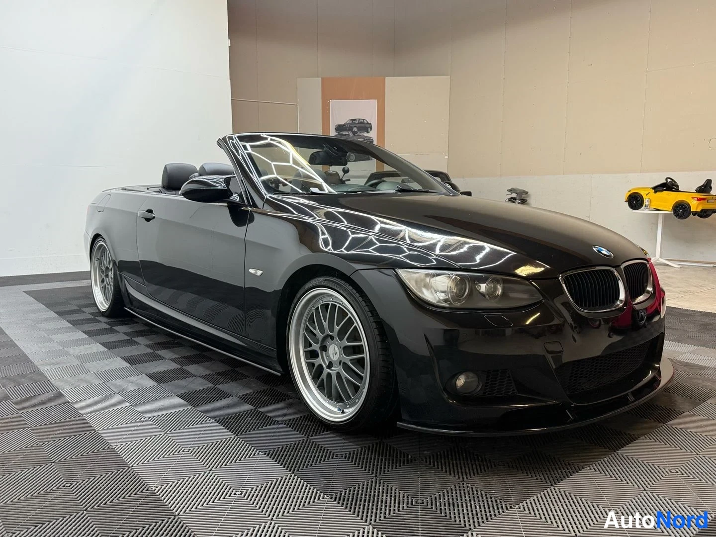 Musta BMW 335i 2007, etuviisto, keula oikealle, kuva 12