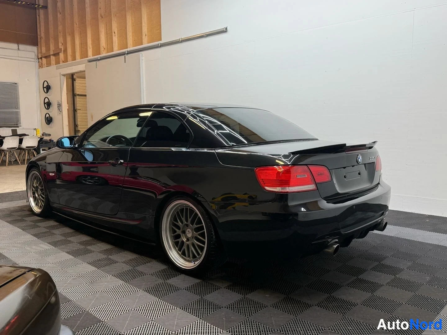 Musta BMW 335i 2007, takaviisto, kuva 15