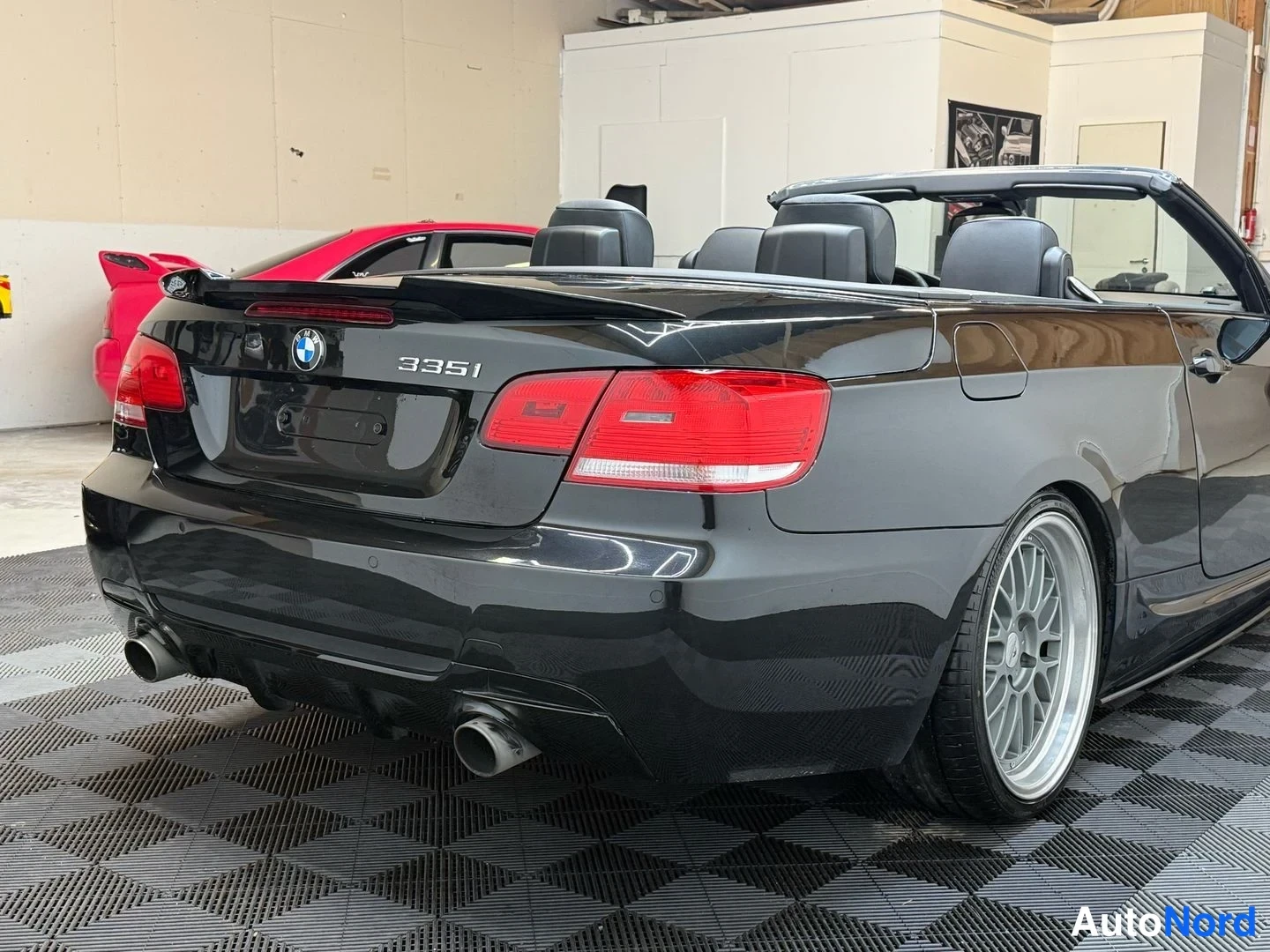 Musta BMW 335i 2007, takaviisto, kuva 21
