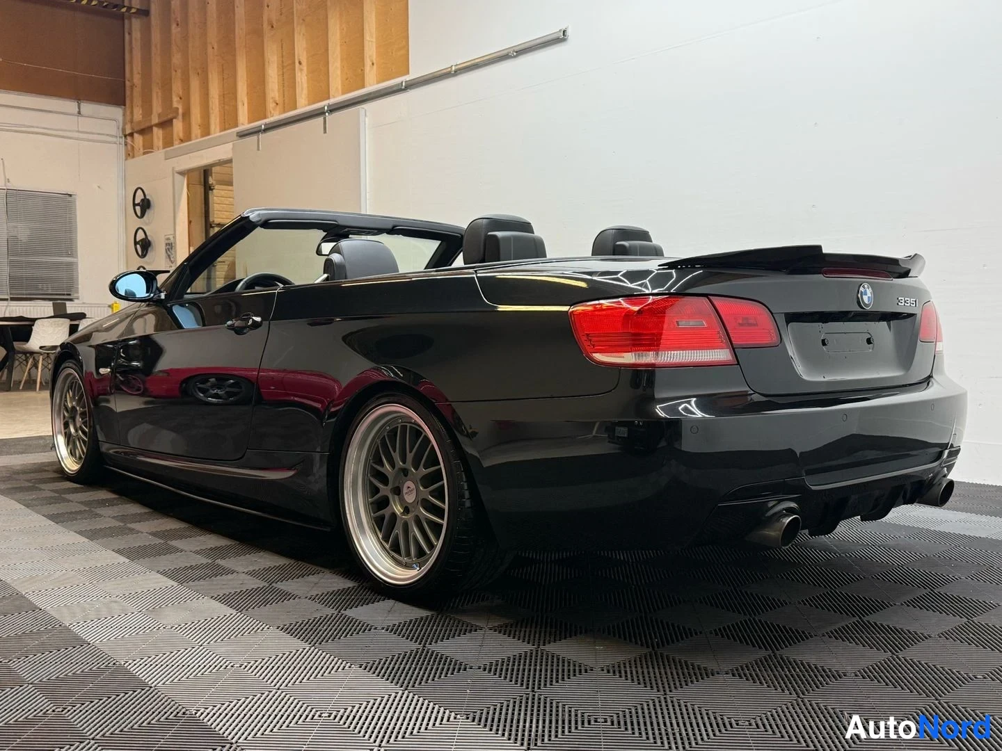 Musta BMW 335i 2007, takaviisto, kuva 16