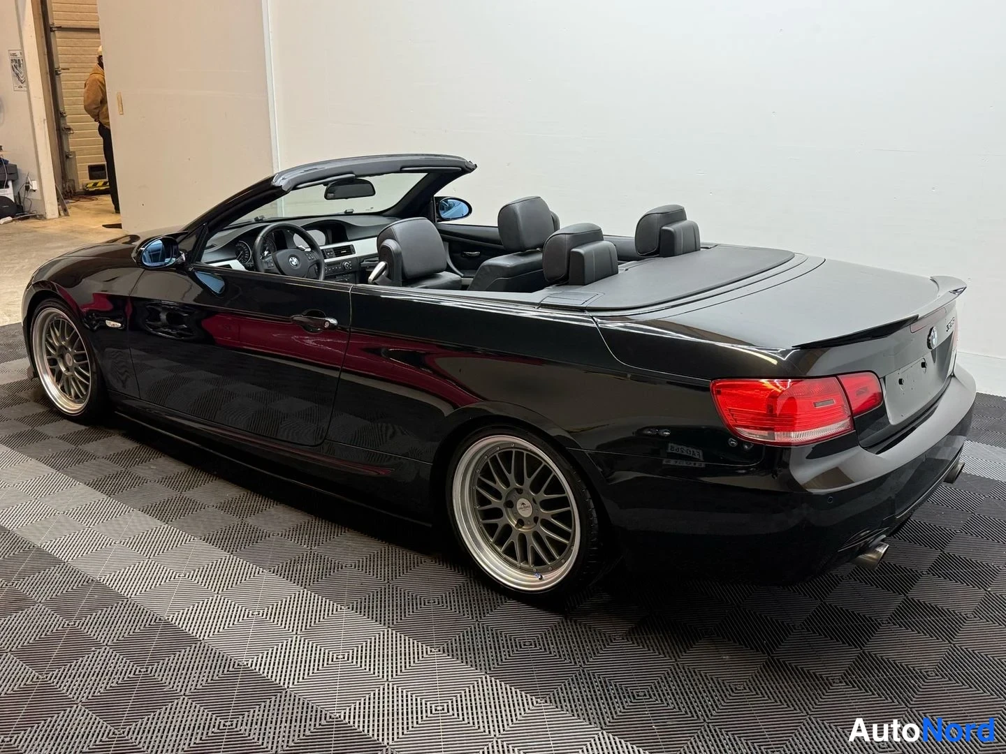 Musta BMW 335i 2007, takaviisto, kuva 17