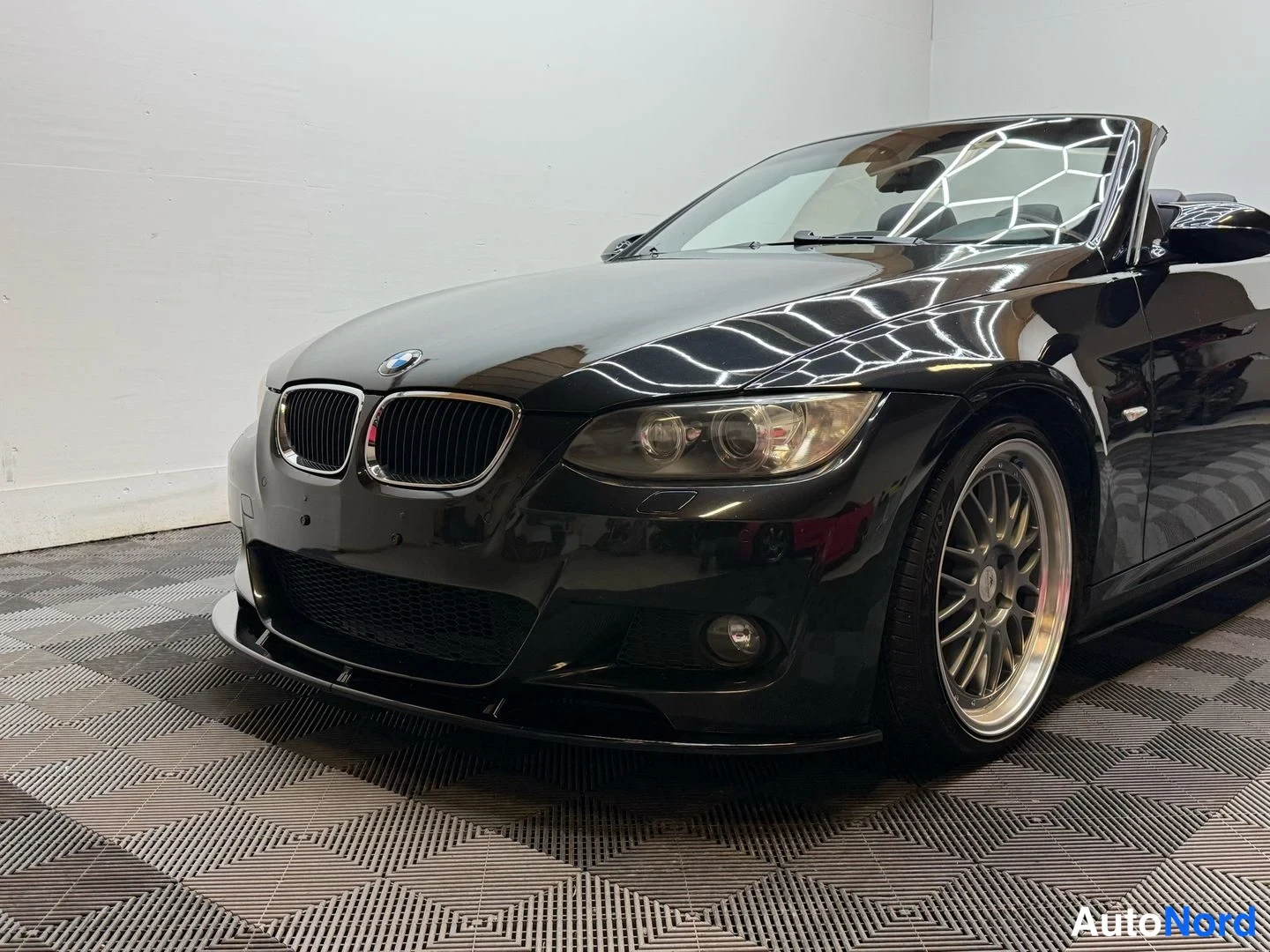 Musta BMW 335i 2007, etuviisto, keula vasemmalle, kuva 9