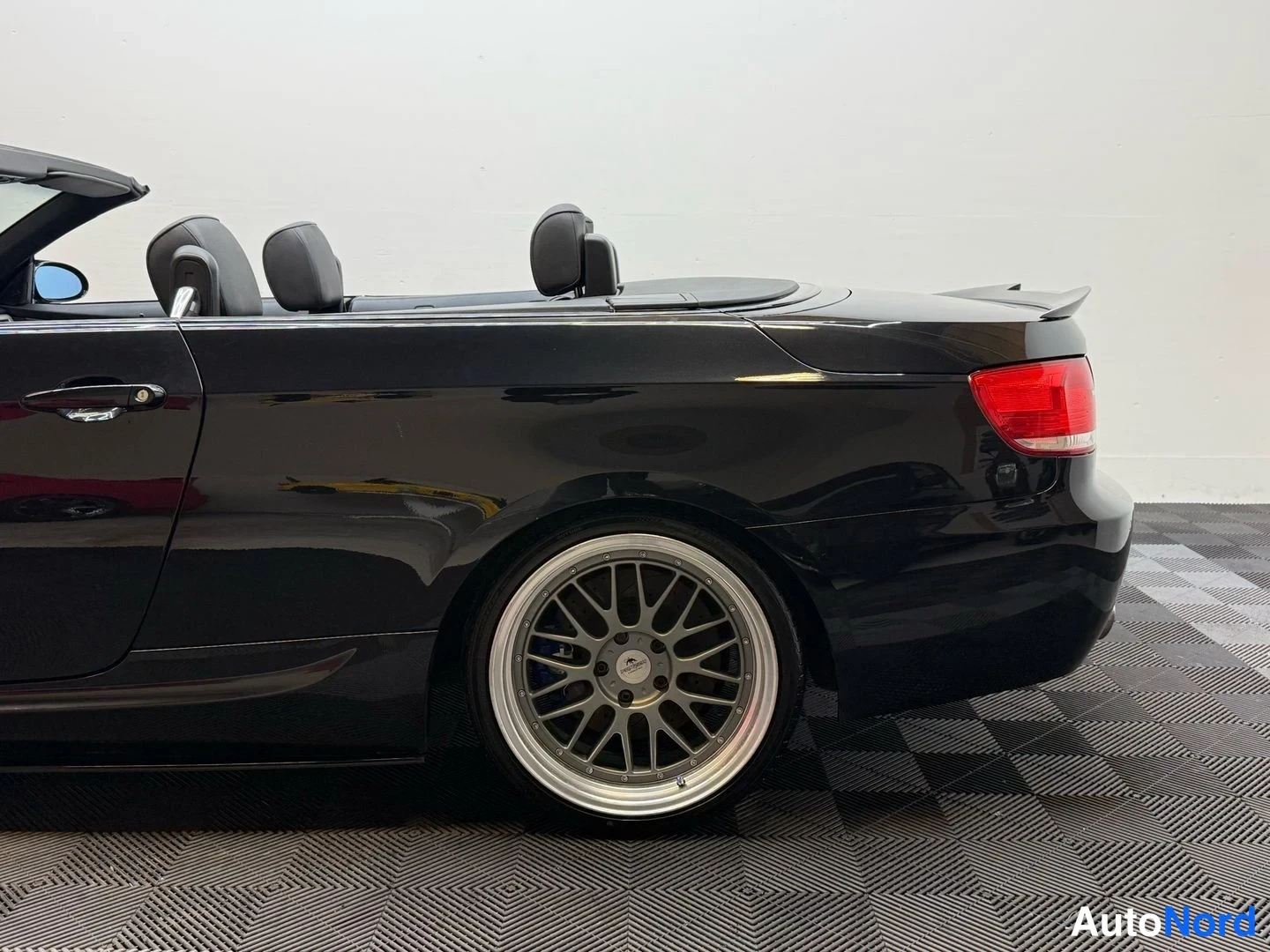 Musta BMW 335i 2007, takaviisto, kuva 18