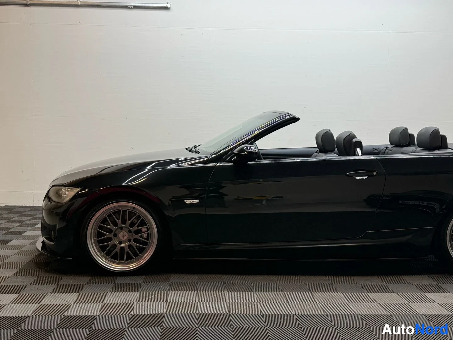 Musta BMW 335i 2007, etuviisto, keula vasemmalle, kuva 8