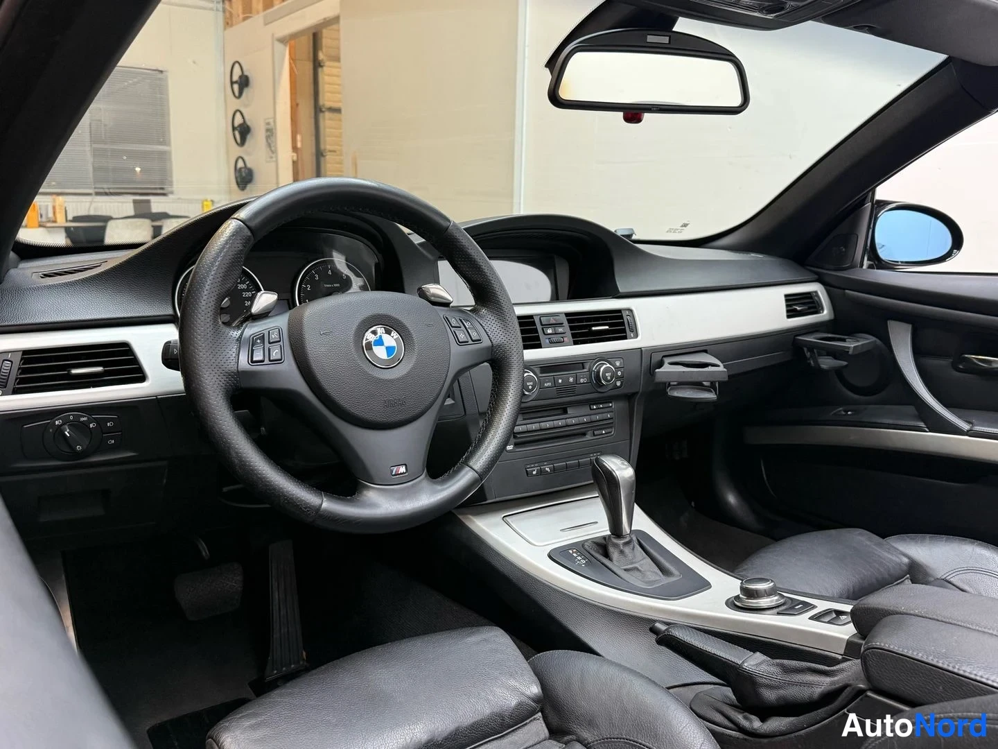 Musta BMW 335i 2007, ohjaamo, kuva 26