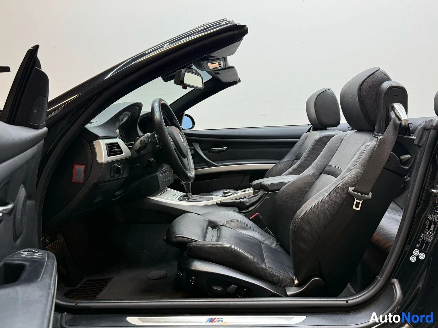 Musta BMW 335i 2007, etuistuimet, kuva 32