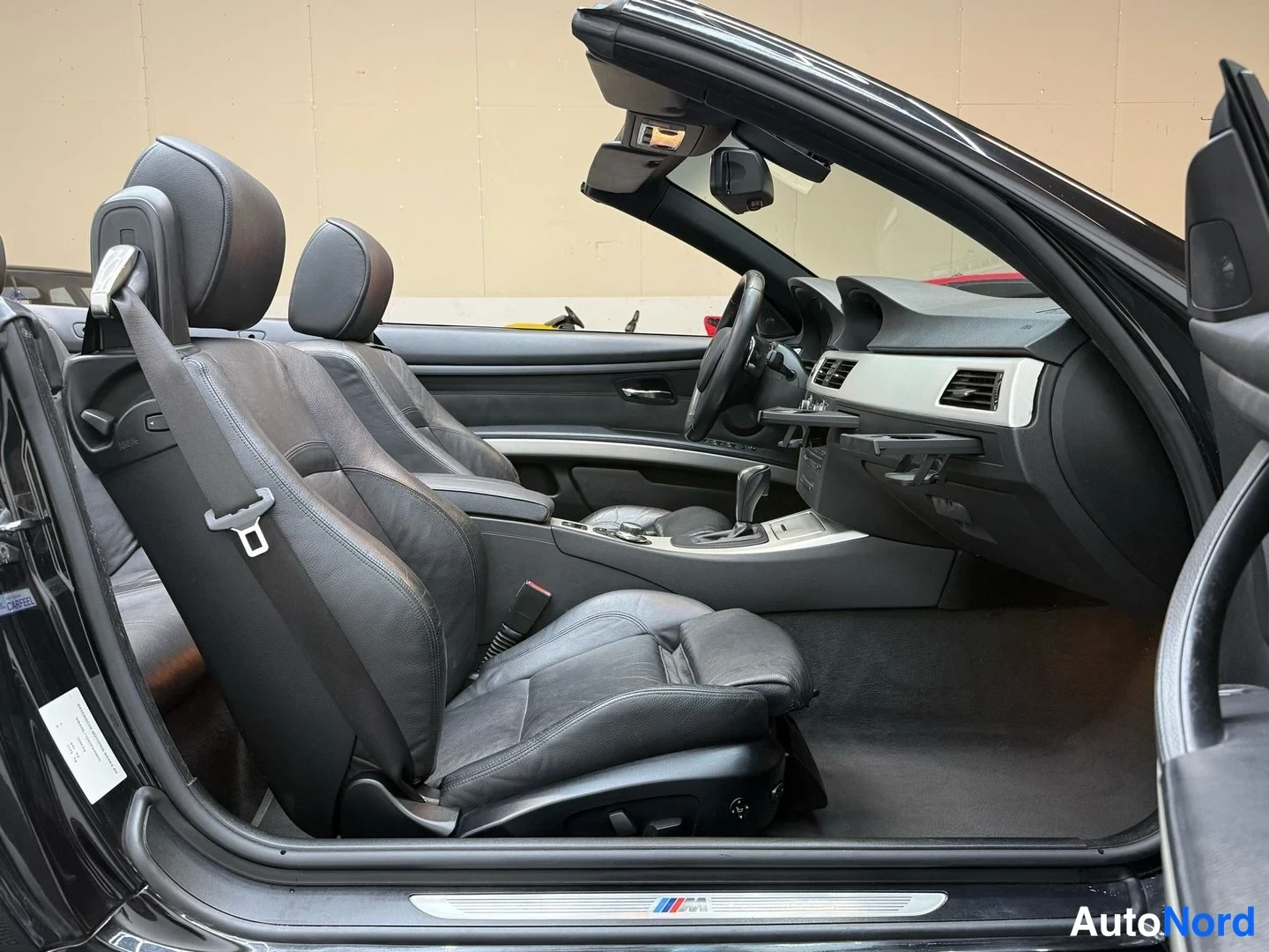 Musta BMW 335i 2007, etuistuimet, kuva 33