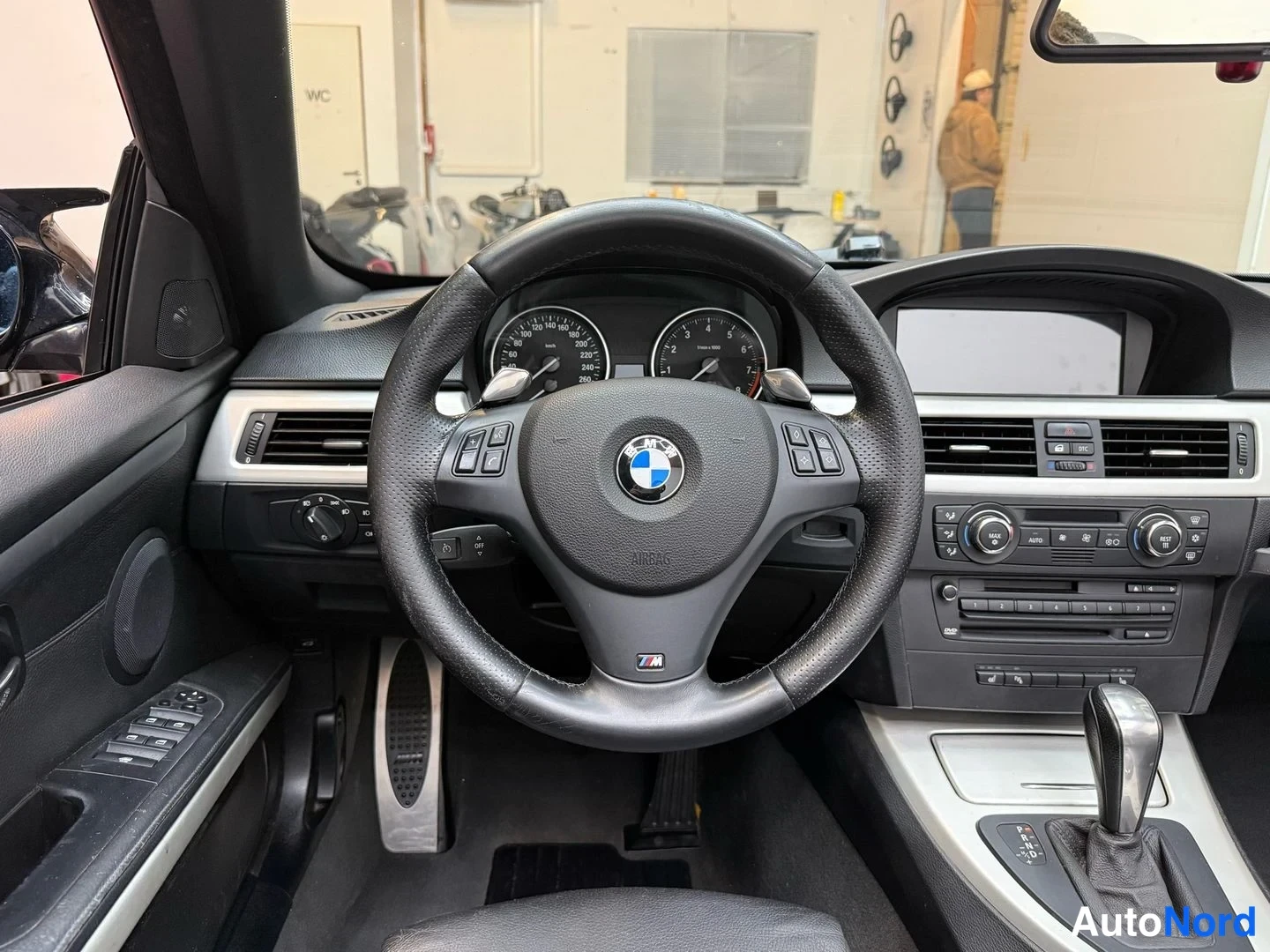 Musta BMW 335i 2007, ohjaamo, kuva 27