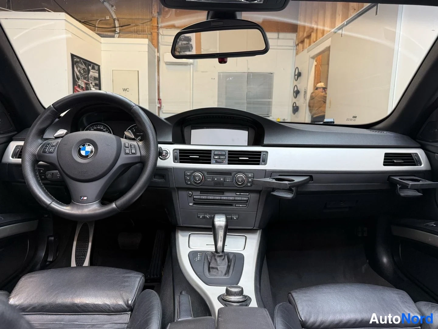 Musta BMW 335i 2007, ohjaamo, kuva 28