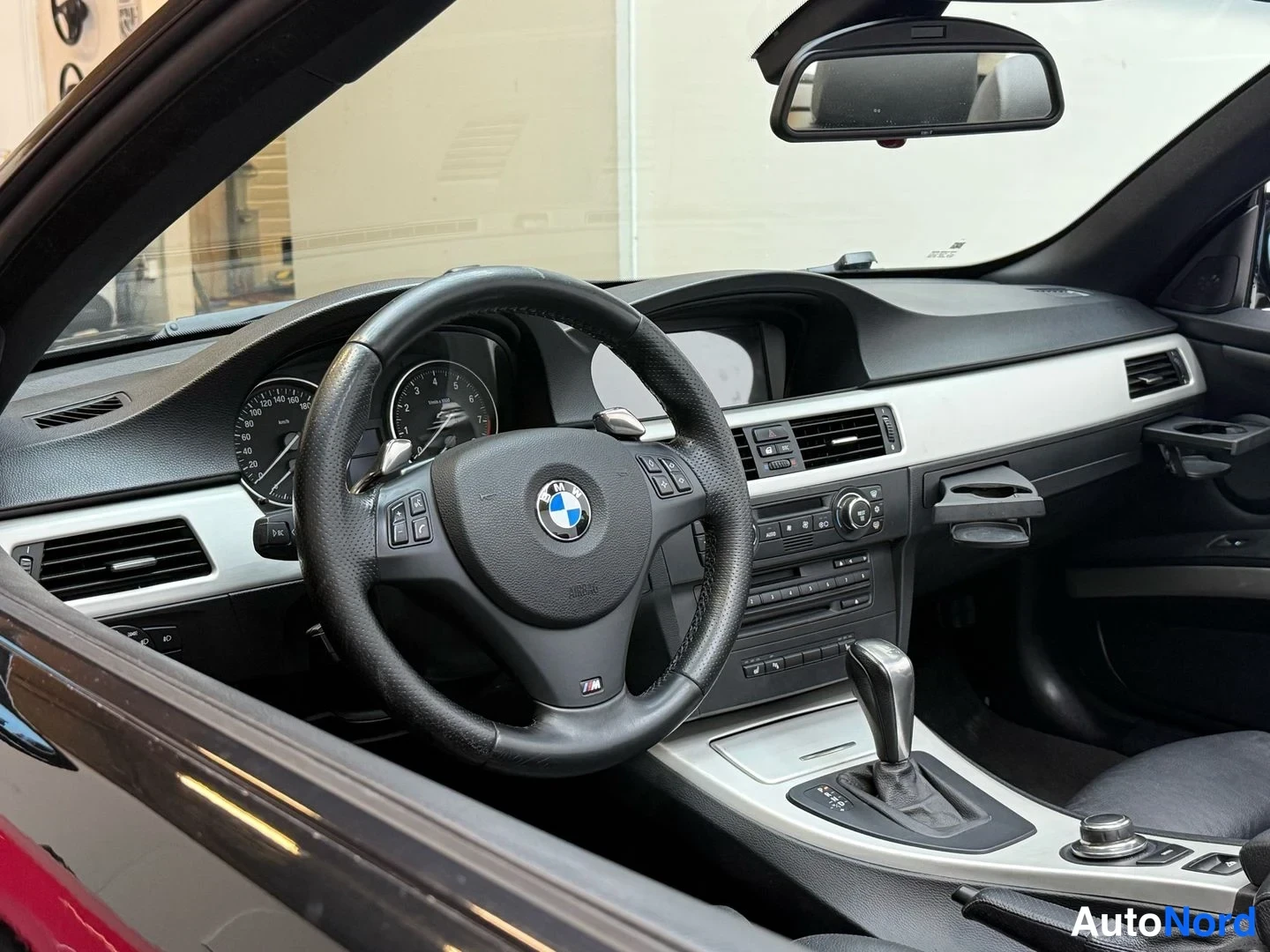 Musta BMW 335i 2007, ohjaamo, kuva 29
